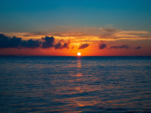 海を染める夕日