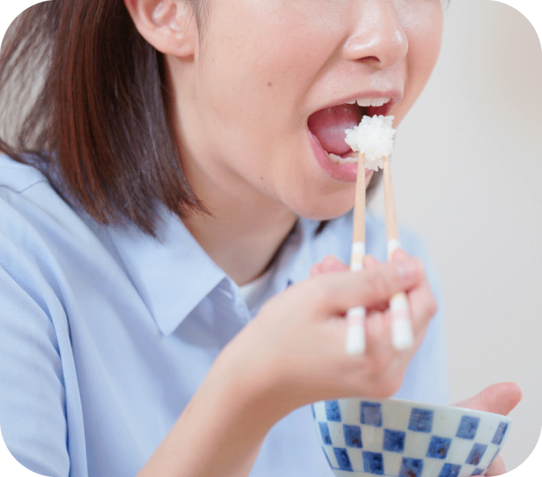 ごはんを口に運ぶ女性